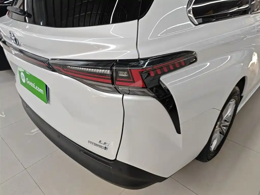 Toyota Sienna 2023 из CN, фото 2