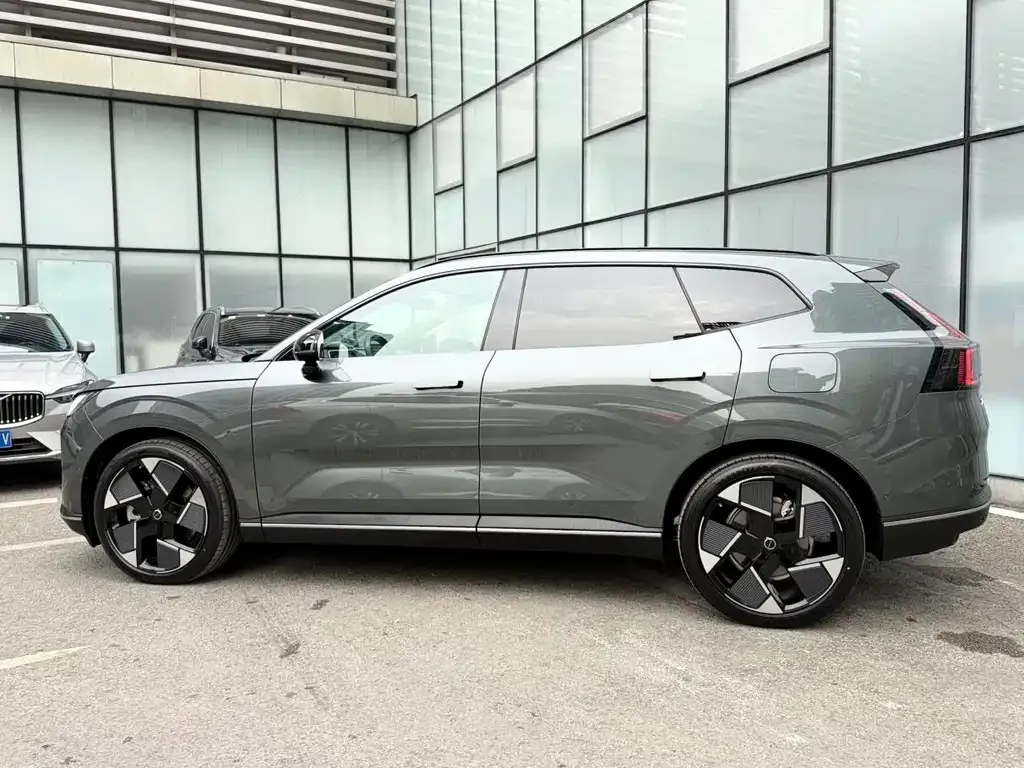 Volvo XC60 — фото 8