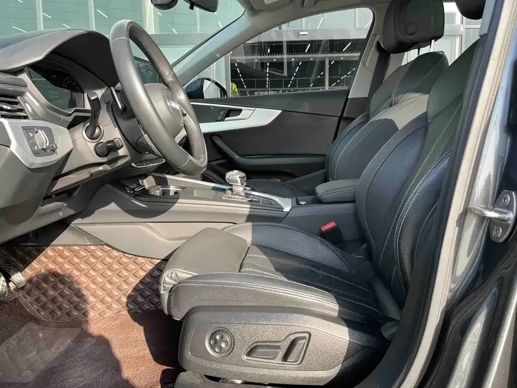 Audi A4L 2023 из CN, фото 6
