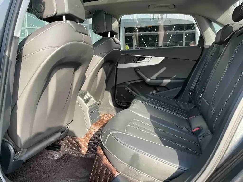 Audi A4L 2023 из CN, фото 7