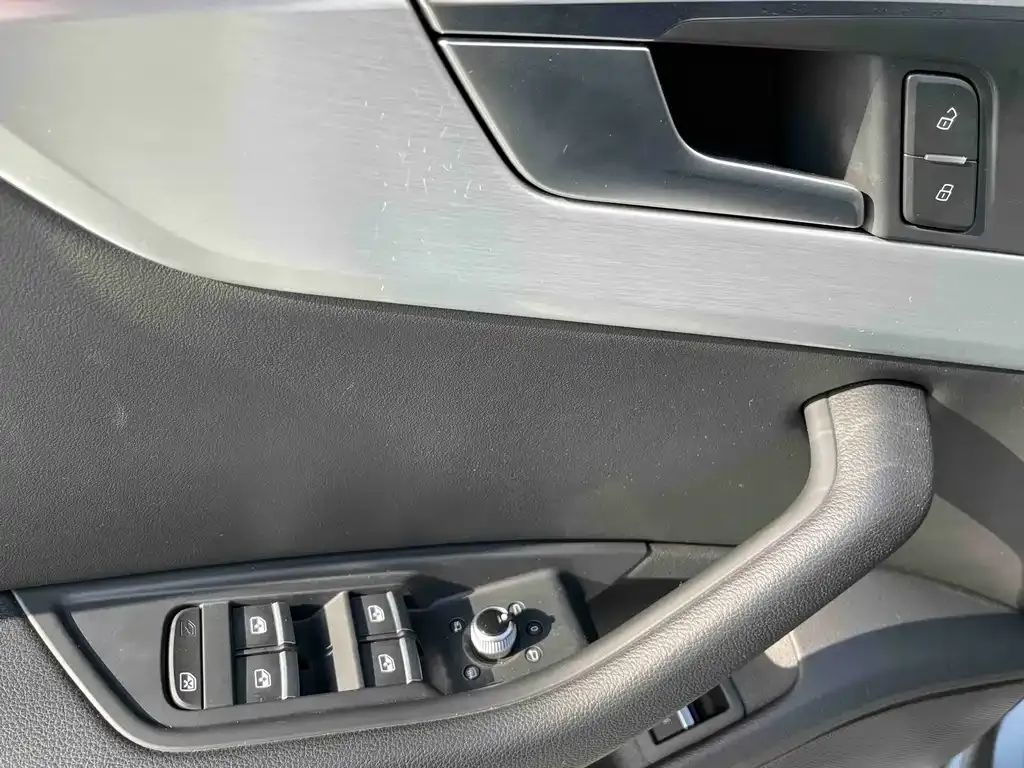 Audi A4L 2023 из CN, фото 10