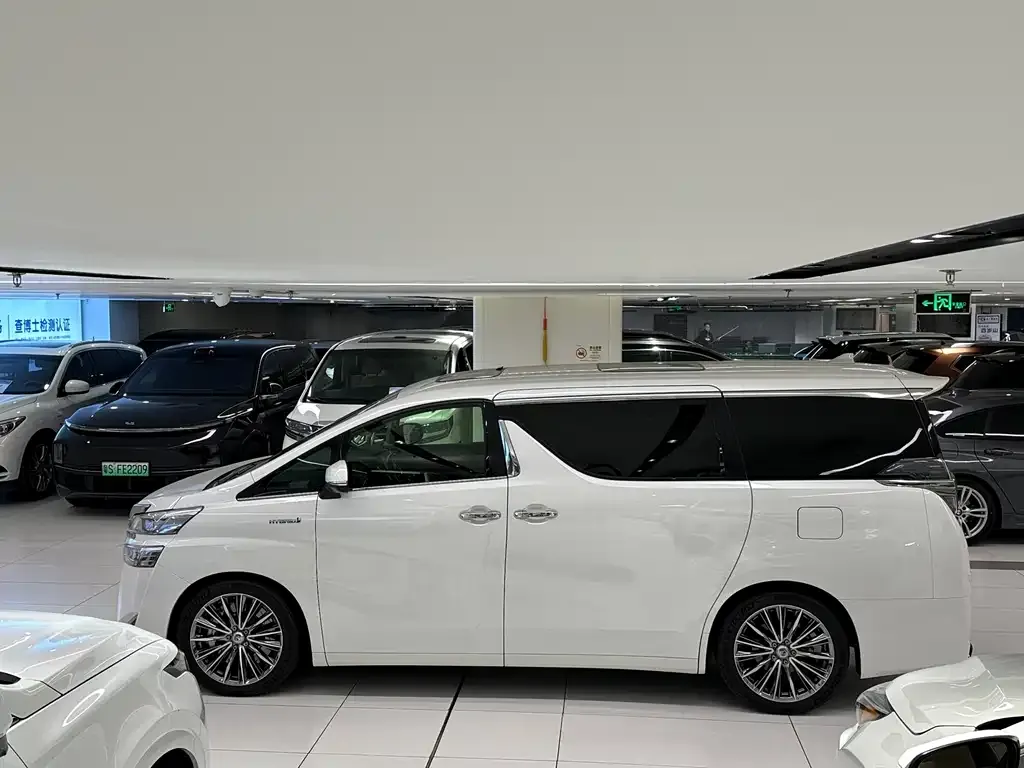 Toyota Vellfire — фото 2