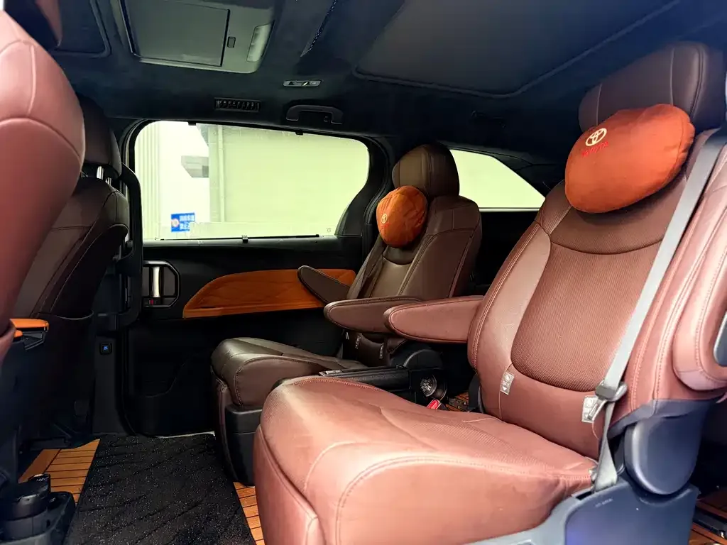 Toyota Granvia 2023 из CN, фото 2