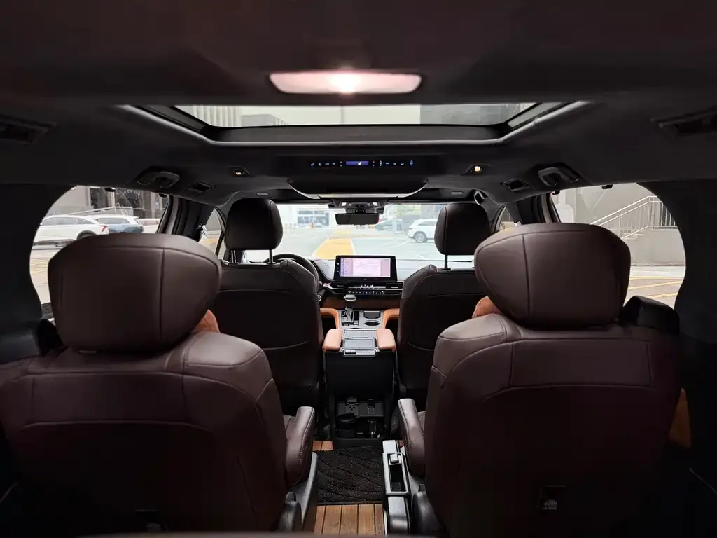 Toyota Granvia 2023 из CN, фото 4