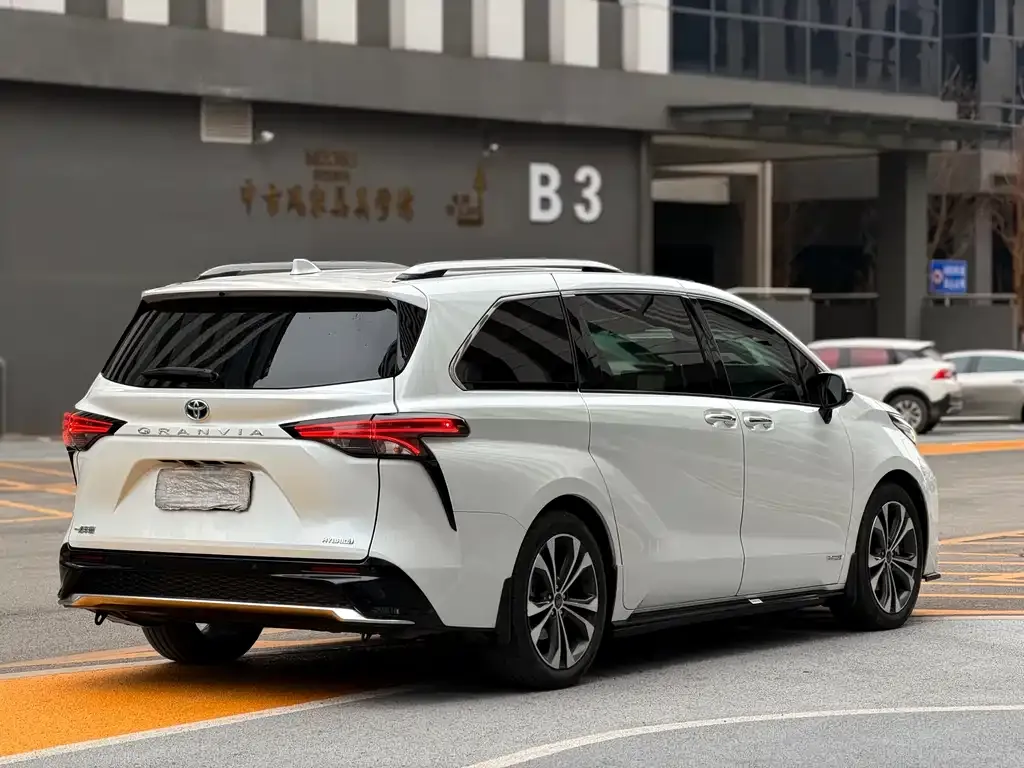 Toyota Granvia 2023 из CN, фото 9