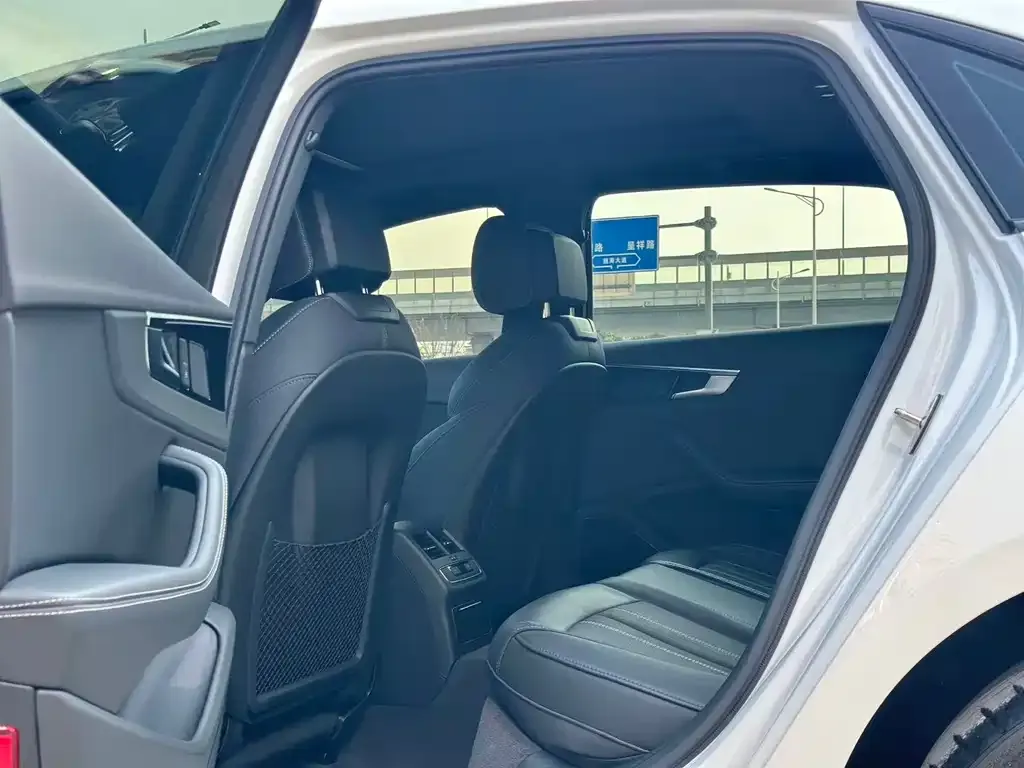 Audi A4L 2023 из CN, фото 4