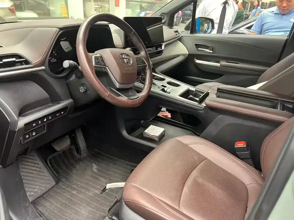 Toyota Granvia 2023 из CN, фото 4