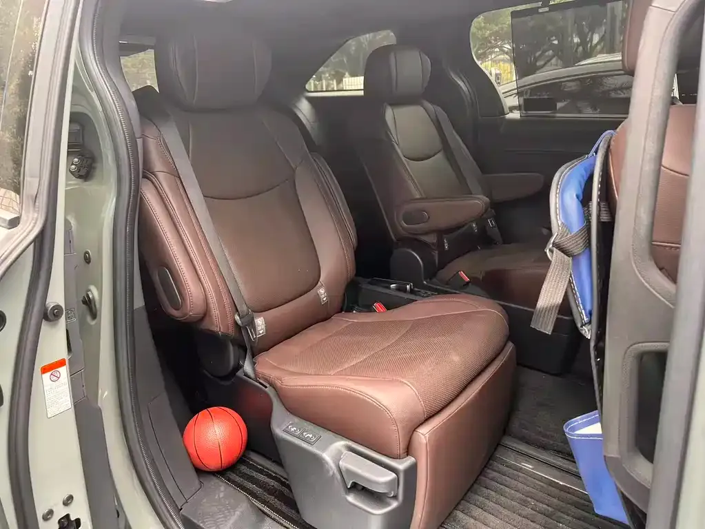 Toyota Granvia 2023 из CN, фото 9