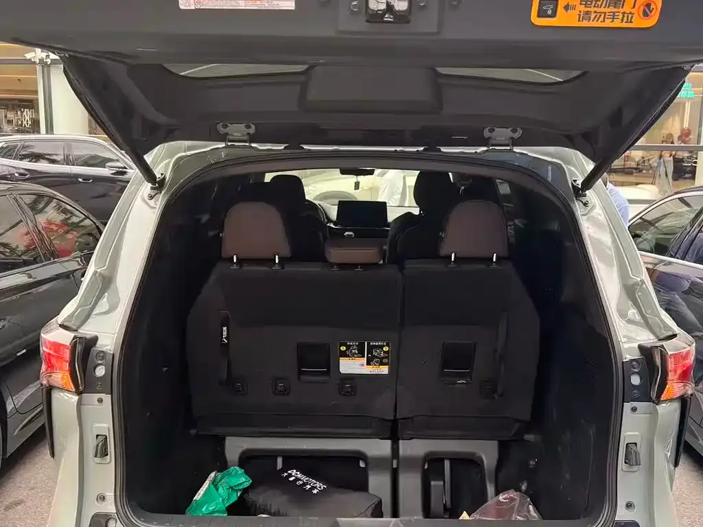 Toyota Granvia 2023 из CN, фото 3