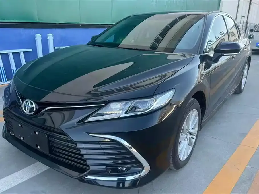 Toyota Camry — фото 1