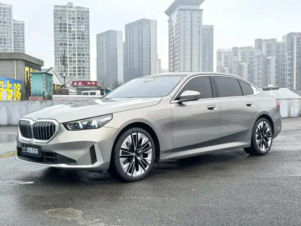 BMW 5 Series — фото 1