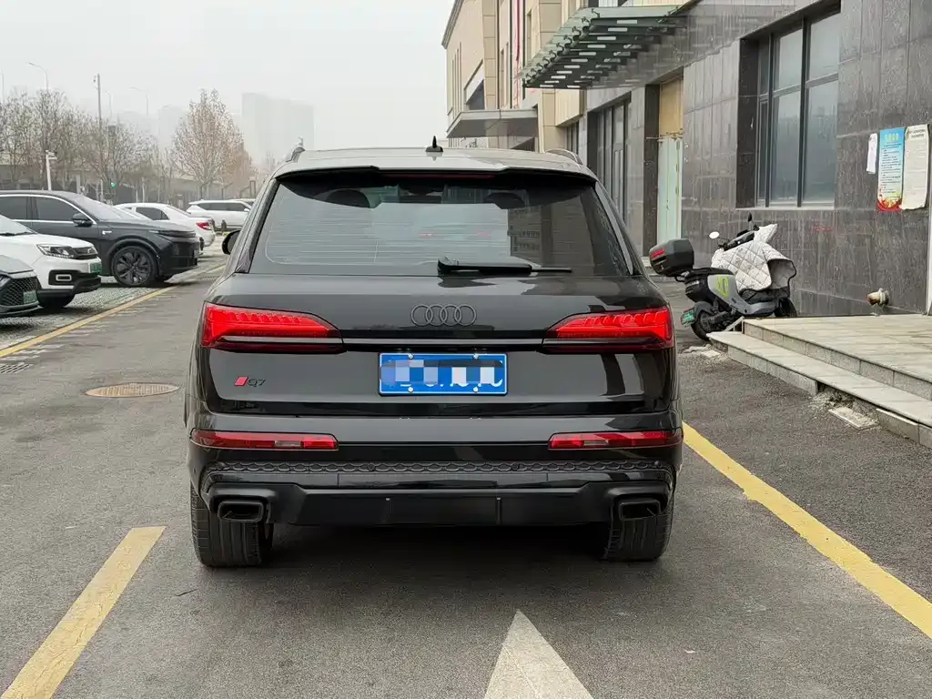 Audi Q7 2024 из CN, фото 2