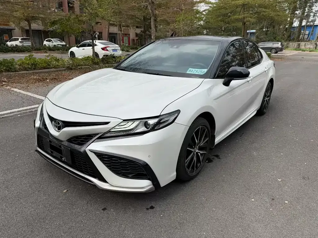Toyota Camry — фото 1