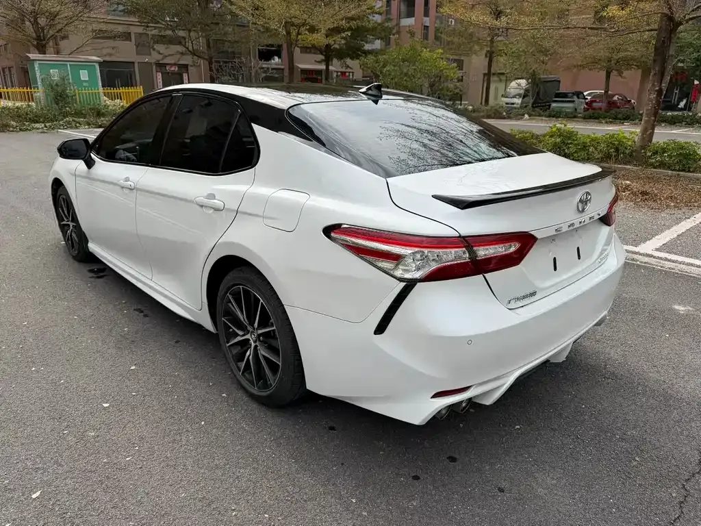 Toyota Camry — фото 3