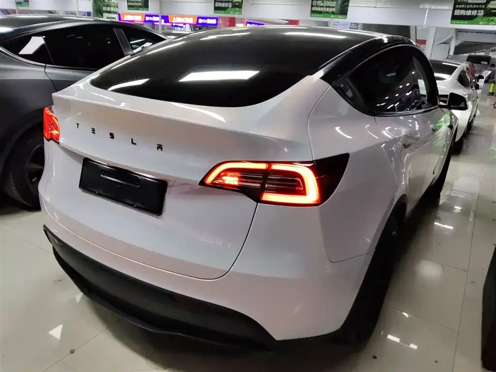 Tesla Model Y — фото 10