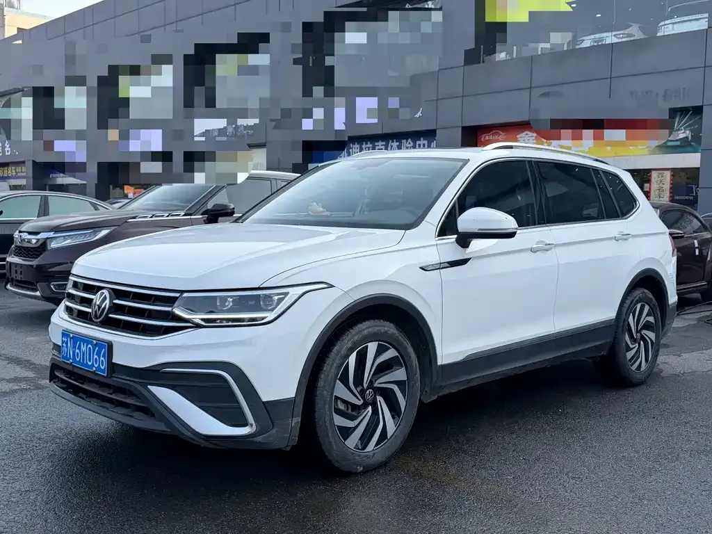 Volkswagen Tiguan L — фото 1