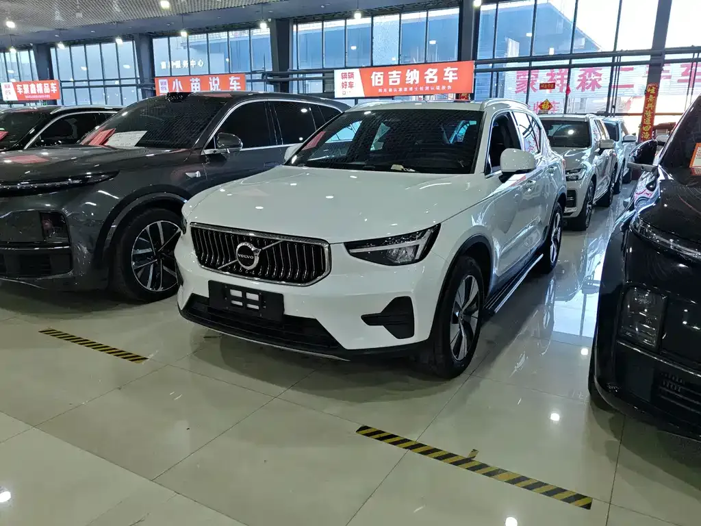Volvo XC40 — фото 1