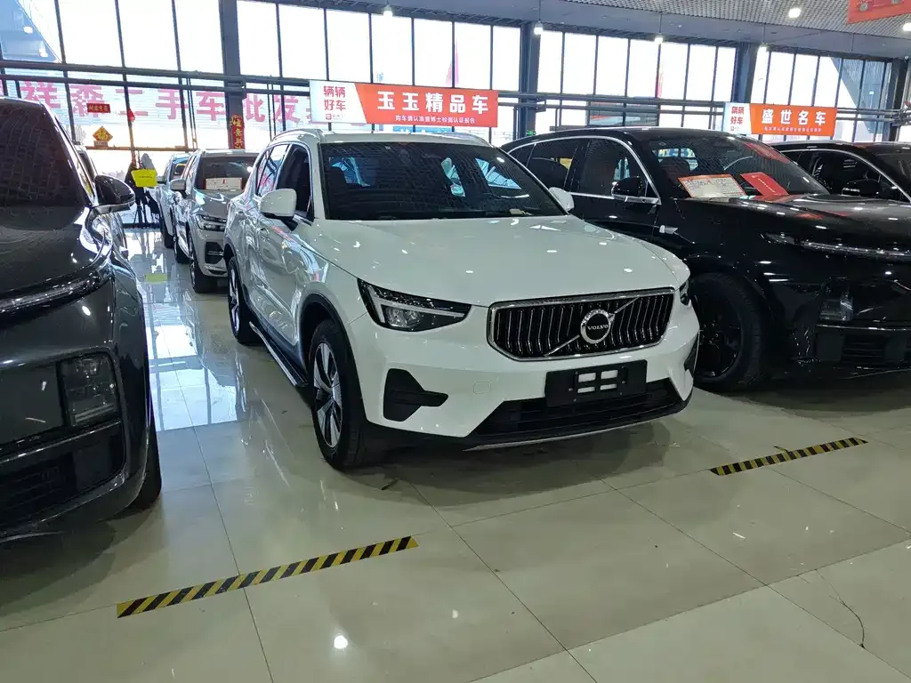 Volvo XC40 — фото 9