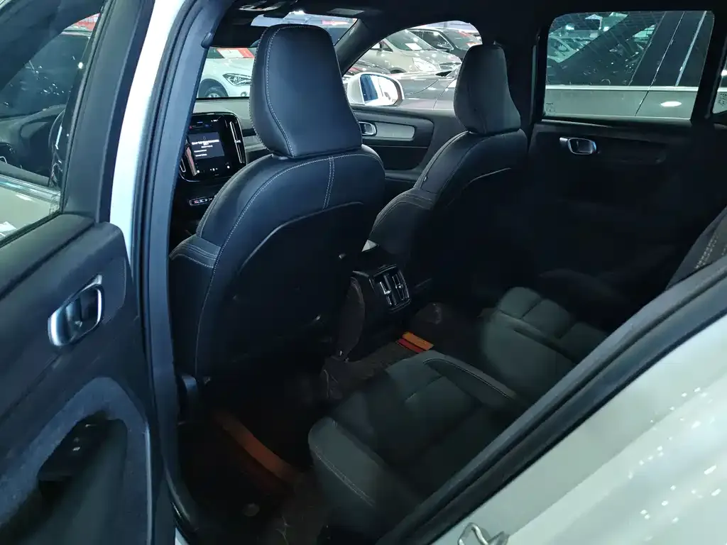 Volvo XC40 — фото 2