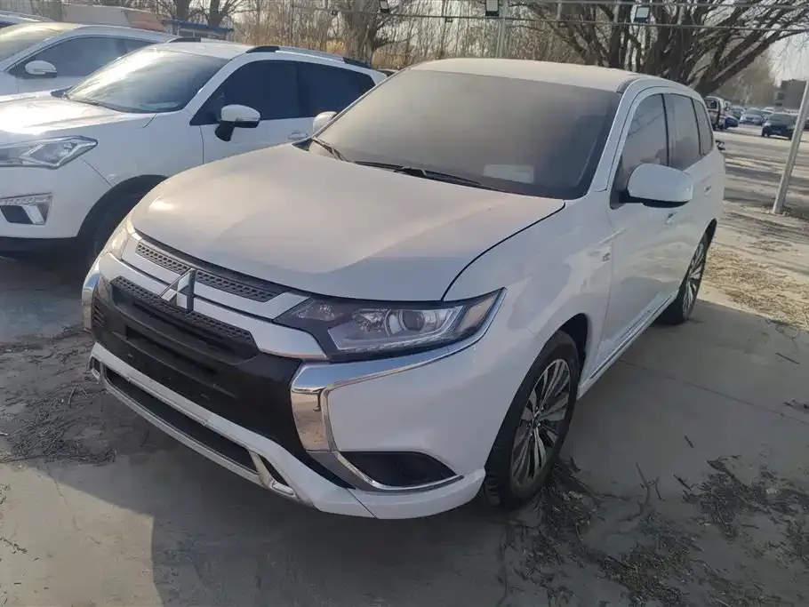 Mitsubishi Outlander 2023 из CN, фото 1