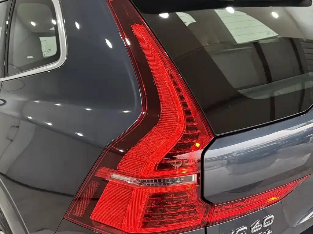 Volvo XC60 — фото 10