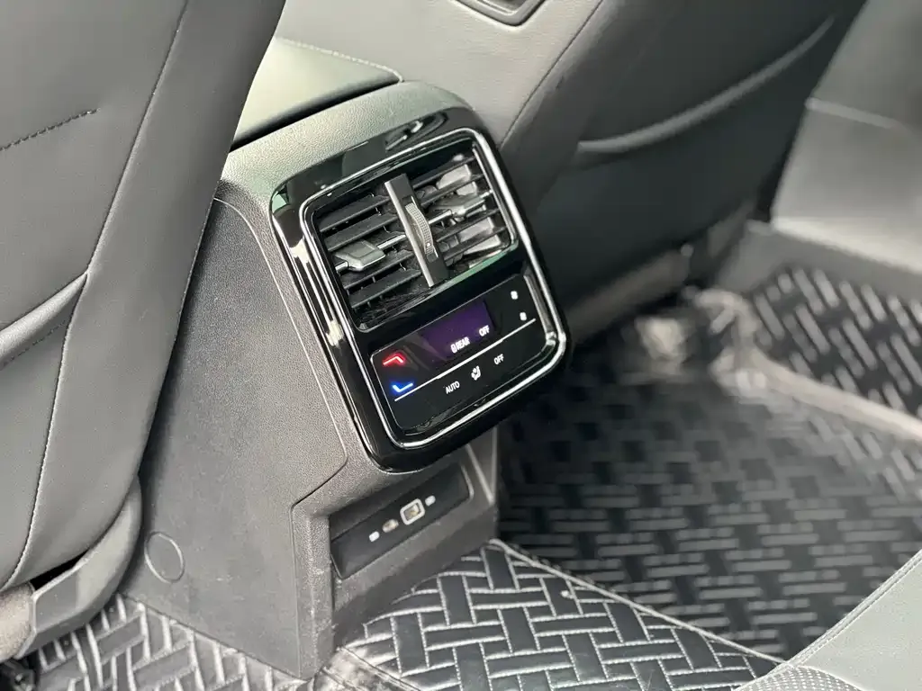 Volkswagen Passat 2023 из CN, фото 2