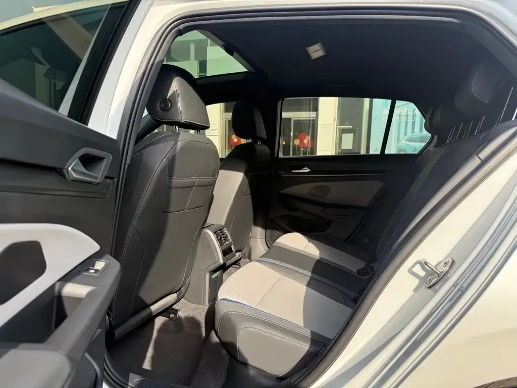 Volkswagen Golf 2024 из CN, фото 6