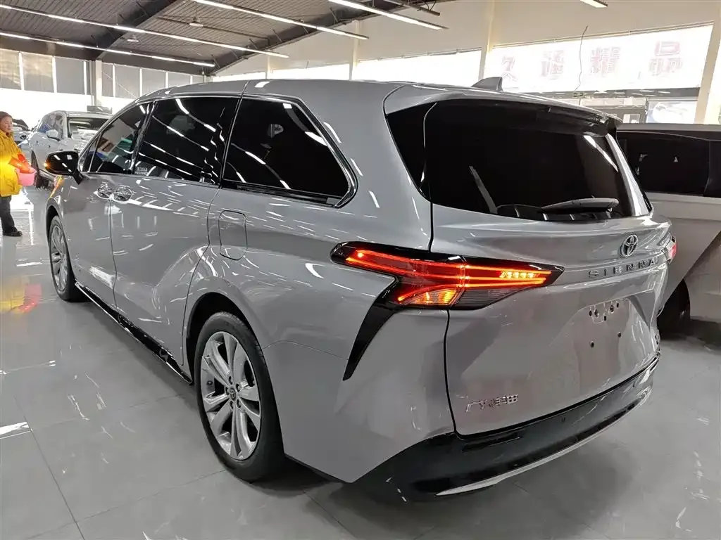 Toyota Sienna 2024 из CN, фото 2