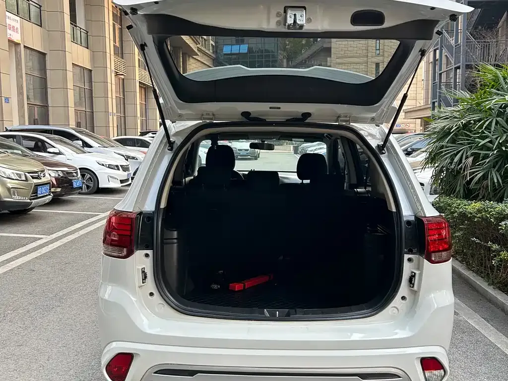 Mitsubishi Outlander 2021 из CN, фото 2