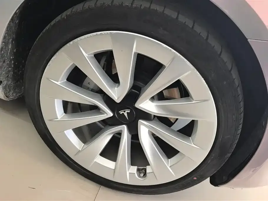 Tesla Model 3 — фото 4