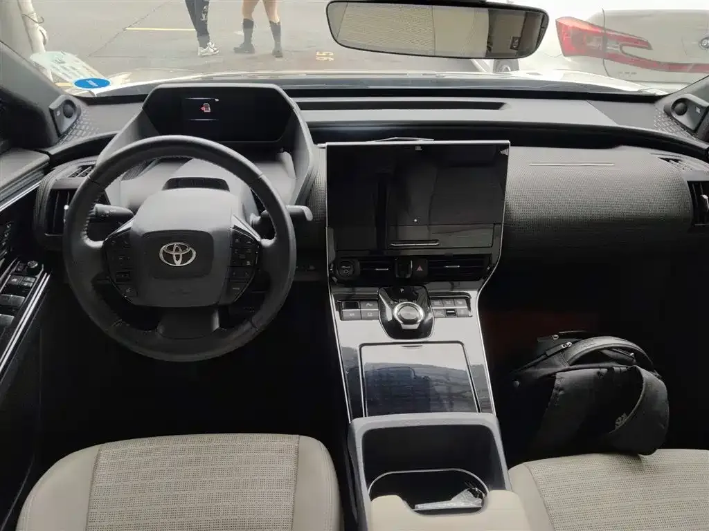 Toyota bZ4X 2023 из CN, фото 2