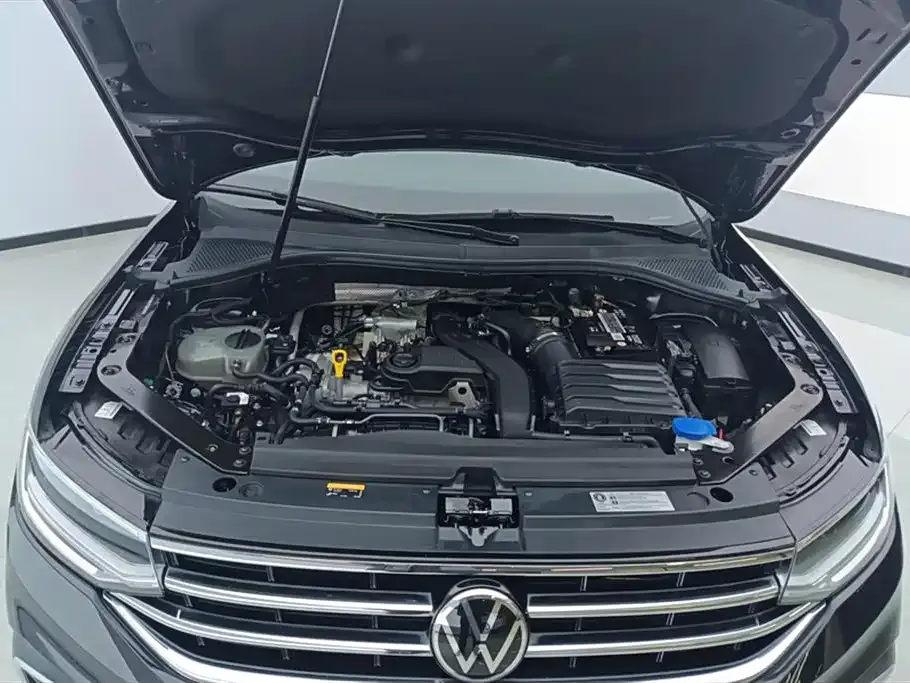 Volkswagen Tiguan L — фото 10