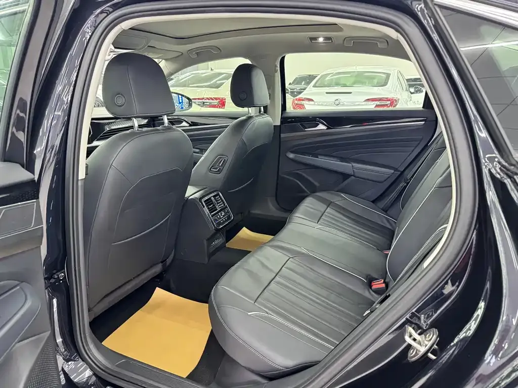 Volkswagen Passat 2023 из CN, фото 8