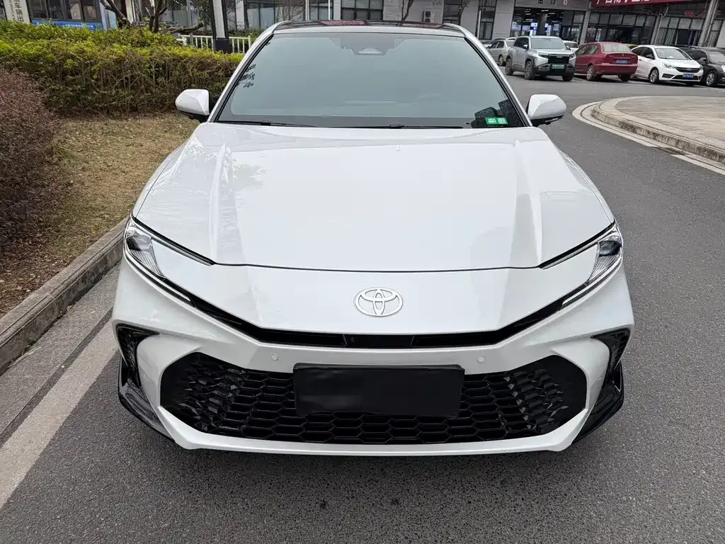 Toyota Camry — фото 1