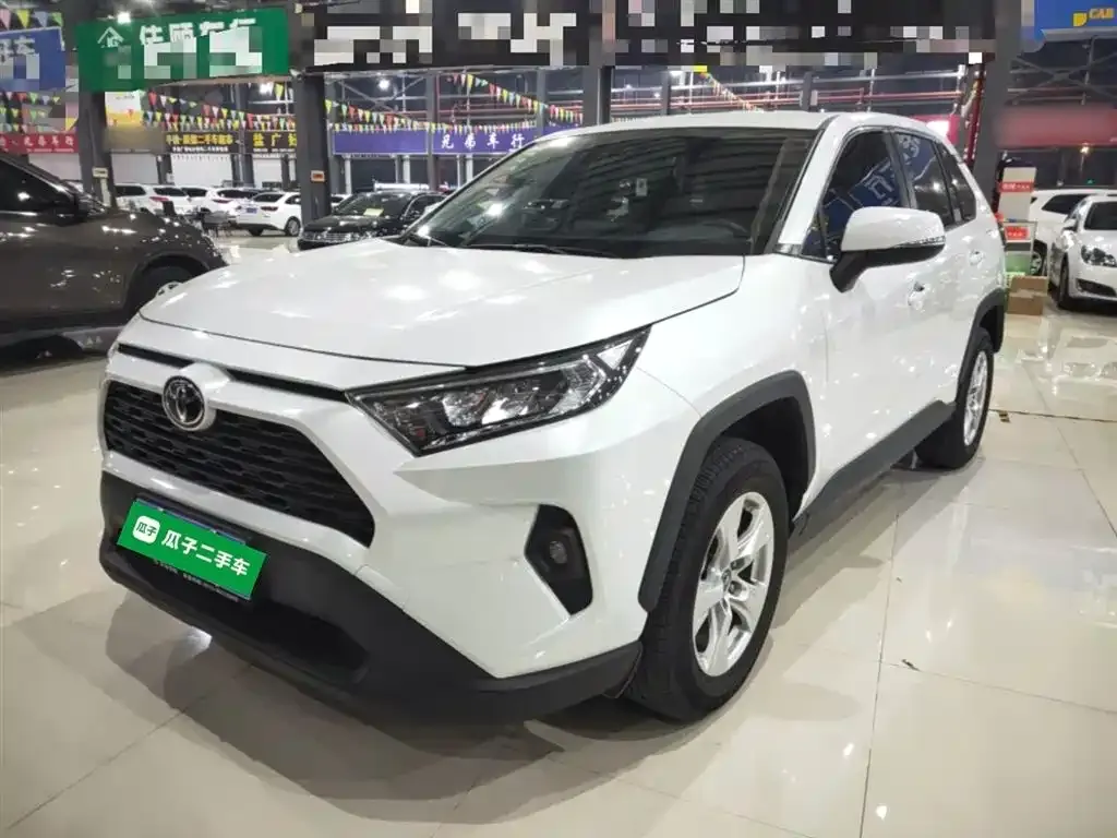Toyota RAV4 — фото 1
