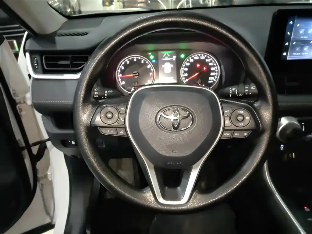Toyota RAV4 — фото 5