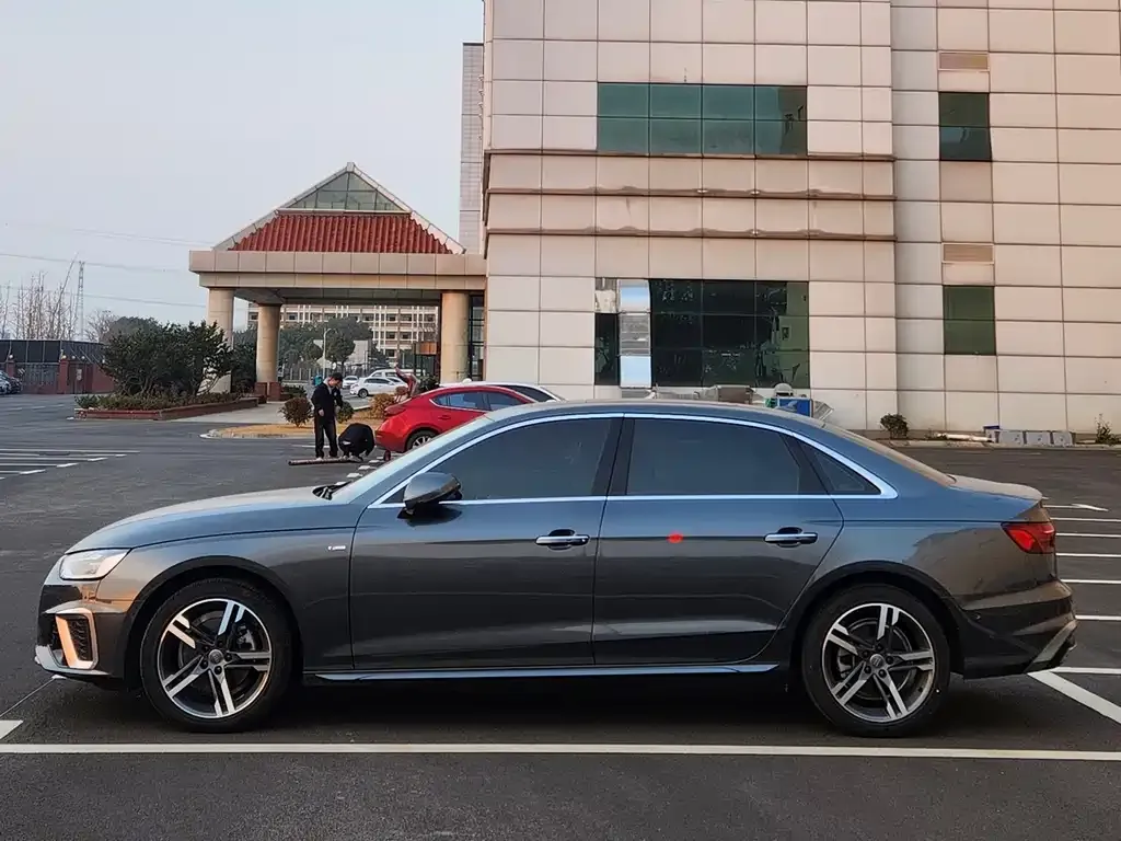 Audi A4L 2021 из CN, фото 7