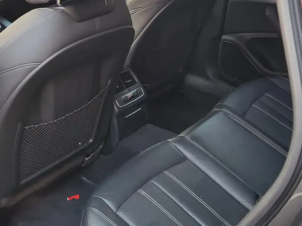 Audi A4L 2021 из CN, фото 2