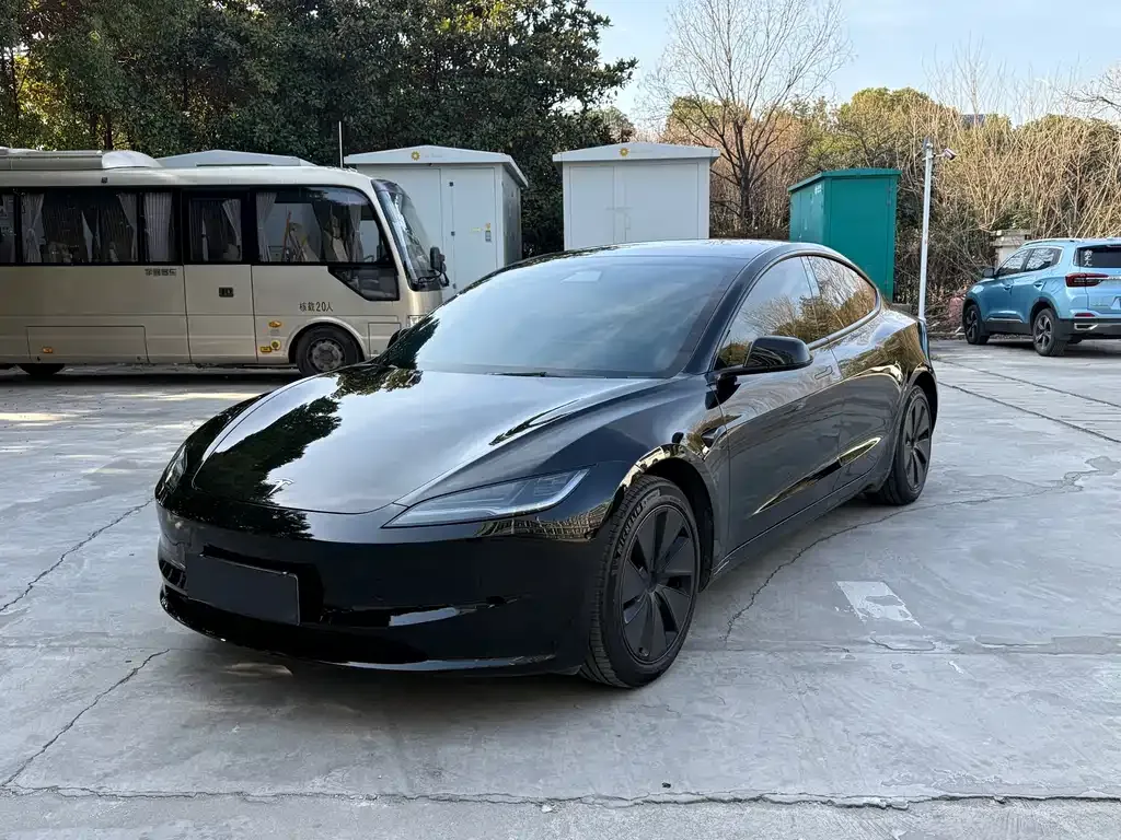 Tesla Model 3 — фото 1
