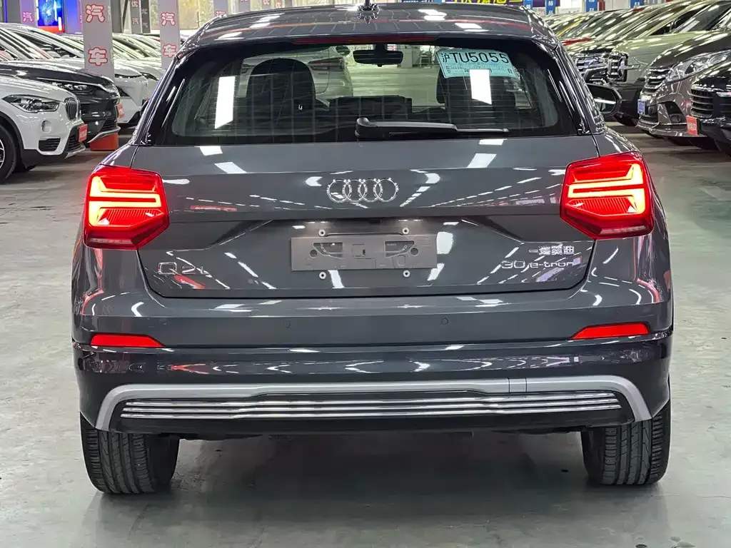Audi Q2L e-tron — фото 3