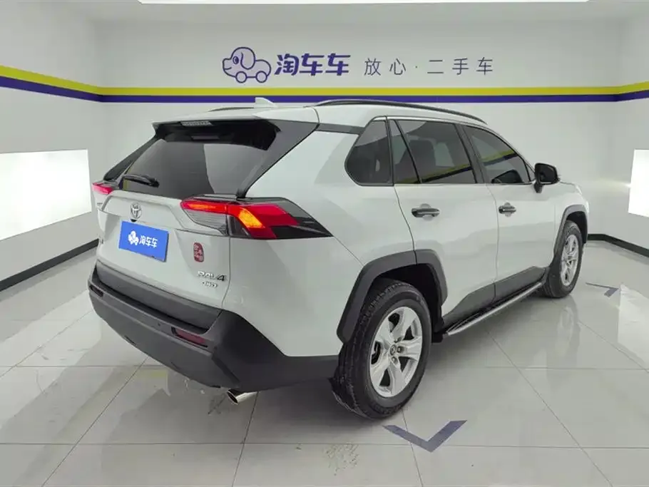 Toyota RAV4 — фото 10