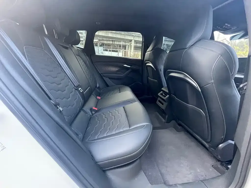Audi Q6L e-tron — фото 2