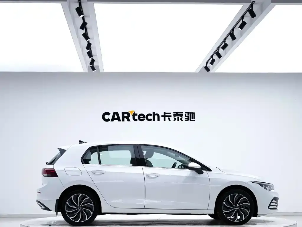 Volkswagen Golf 2023 из CN, фото 2