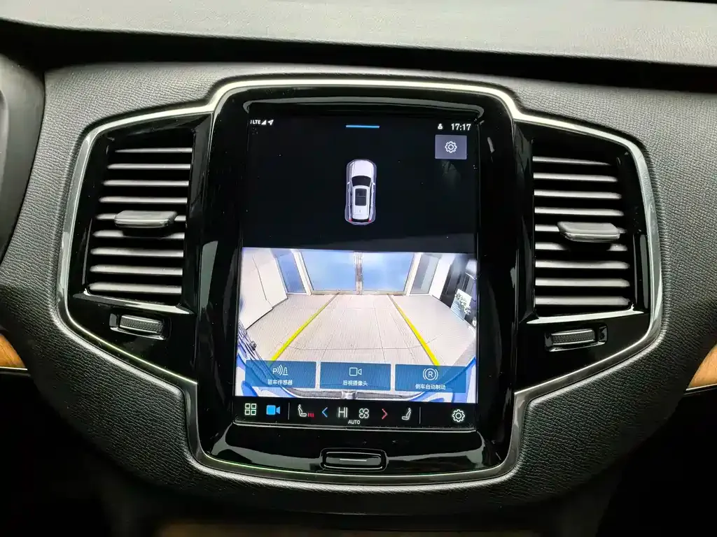 Volvo XC90 — фото 10