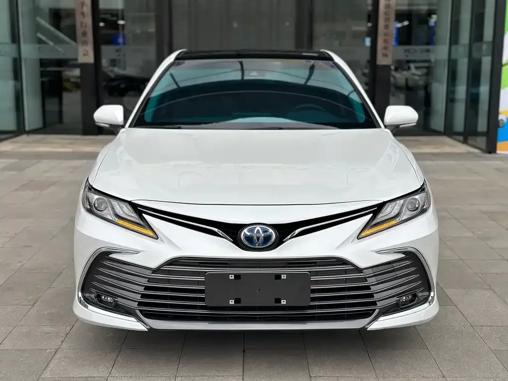 Toyota Camry — фото 1