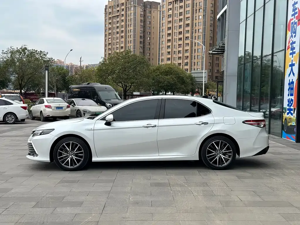 Toyota Camry — фото 4