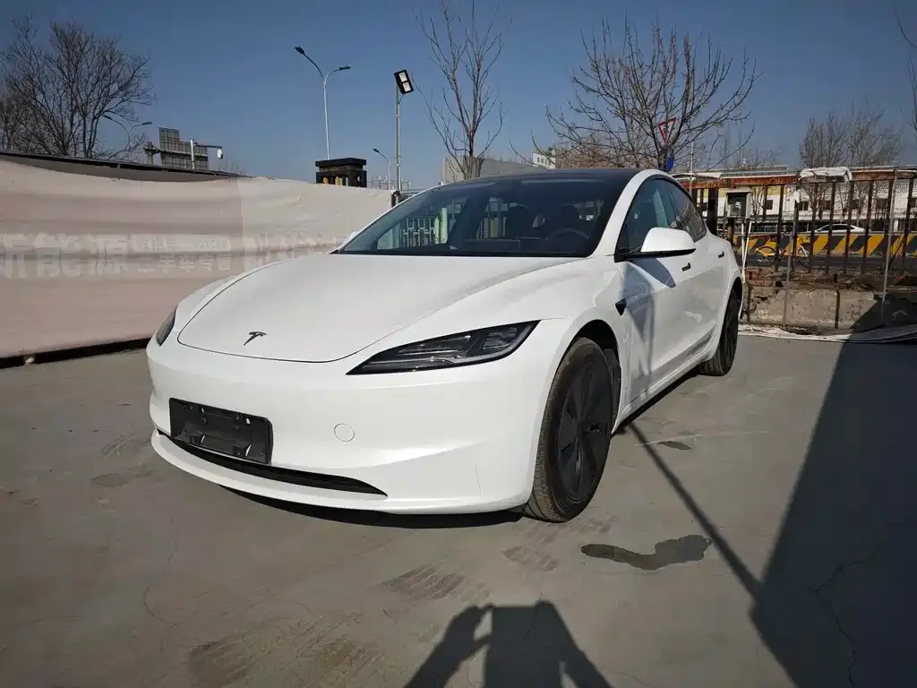 Tesla Model 3 — фото 1