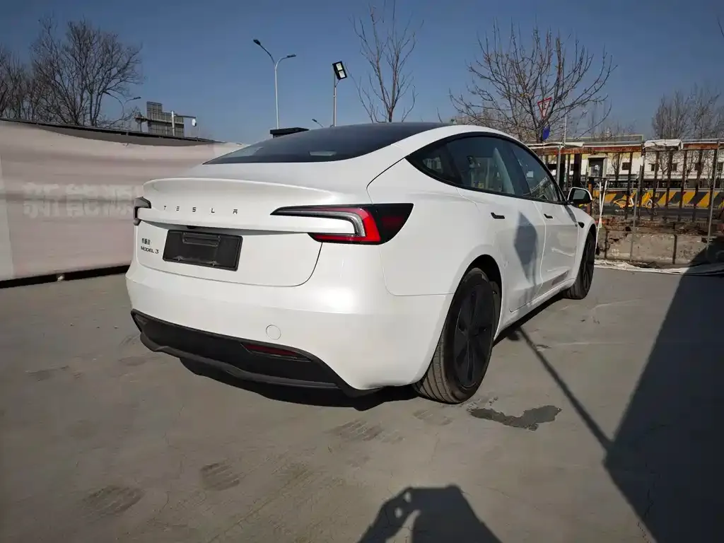 Tesla Model 3 — фото 4