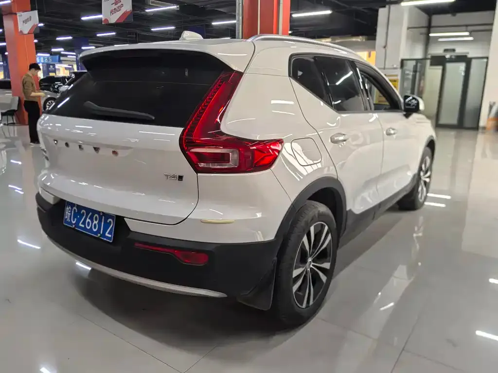Volvo XC40 — фото 7