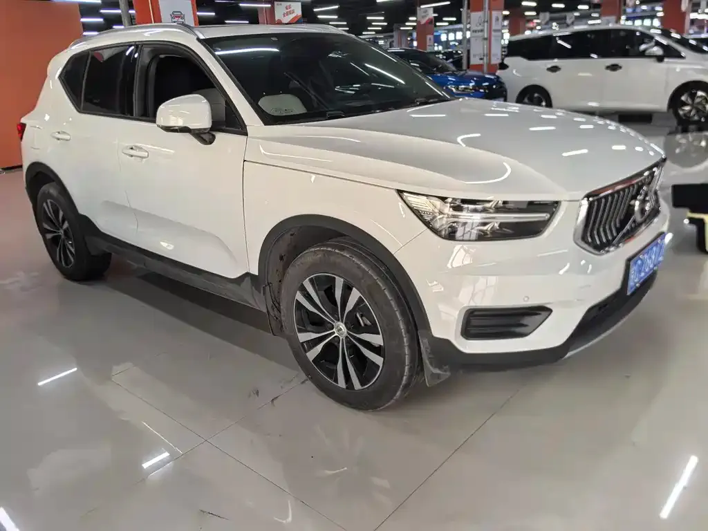 Volvo XC40 — фото 5